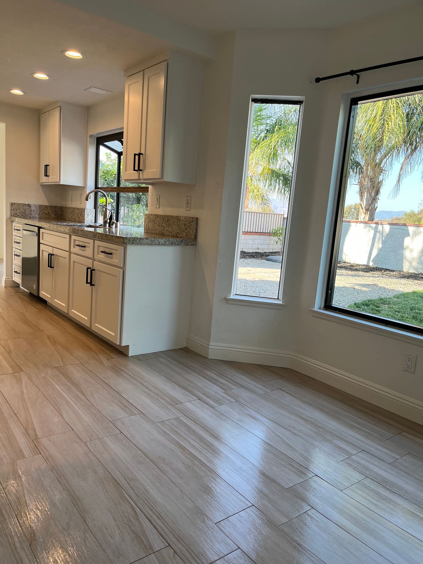 Pristine empty living space after a professional move-in/move-out cleaning by Simply Cleaning Pro, with polished floors, dust-free baseboards, spotless windows, and deep-cleaned surfaces—ideal for new tenants or final walkthroughs in Ventura County homes.